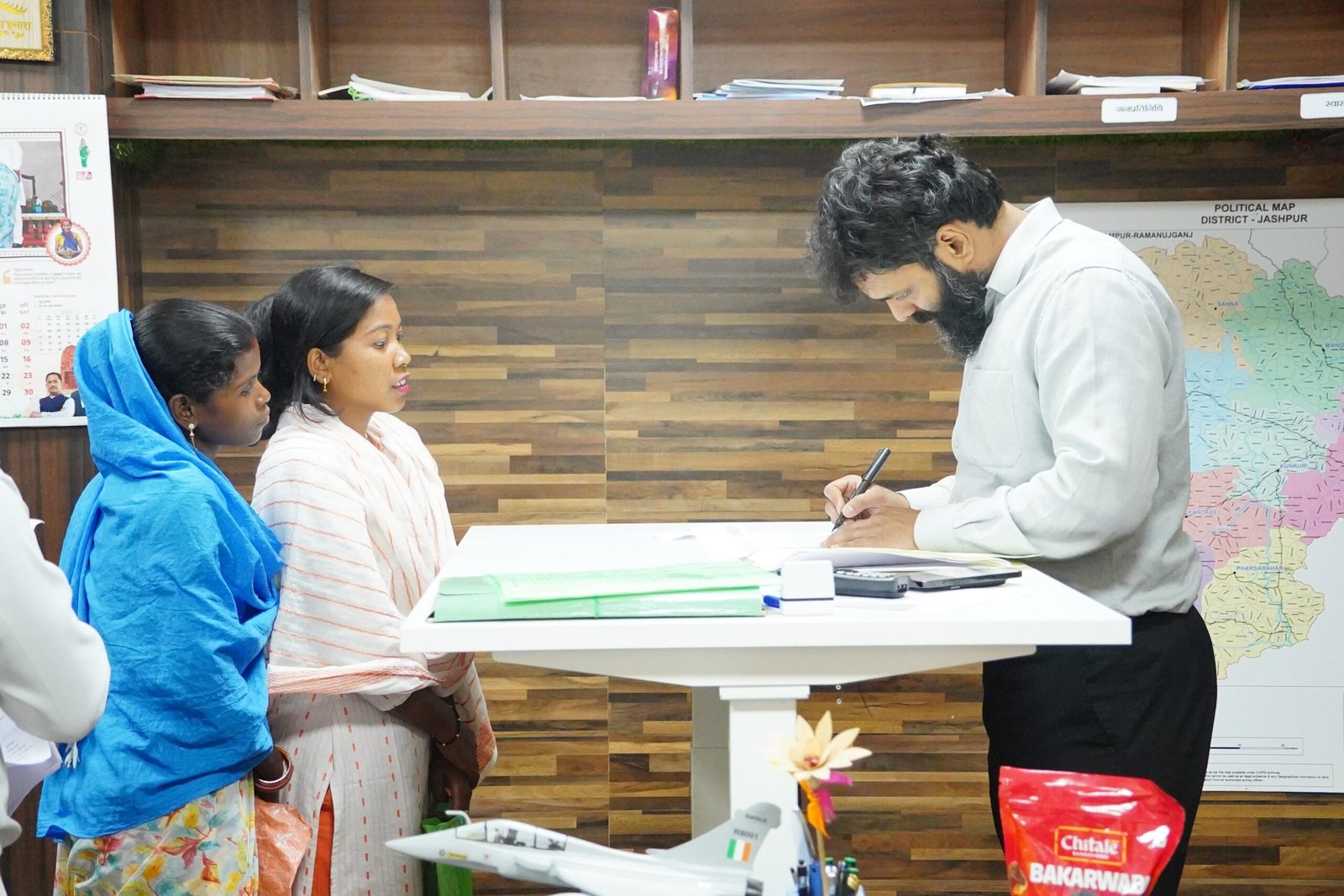 कलेक्टर  रोहित व्यास ने जनदर्शन में सुनी आमजन की समस्याएं अधिकारियों को समयबद्ध एवं पारदर्शी निराकरण के दिए निर्देश