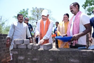 कच्ची झोपड़ी से पक्के घर तक का सपना हो रहा साकार मुख्यमंत्री ने ईंट जोड़कर किया श्रमदान भैंसामुड़ा में पीएम आवास निर्माण का किया औचक अवलोकन हितग्राही अनुसुइया पैंकरा ने जताया आभार