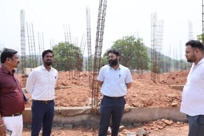 कलेक्टर  रोहित व्यास ने फरसाबहार में निर्माणाधीन विद्यालय, छात्रावास एवं निर्मित शासकीय आवासों का किया निरीक्षण गुणवत्ता और समय-सीमा में कार्य पूर्ण करने के दिए निर्देश भवनों में पेयजल, बिजली एवं अन्य आवश्यक जन सुविधाओं की समुचित उपलब्धता सुनिश्चित करने को कहा