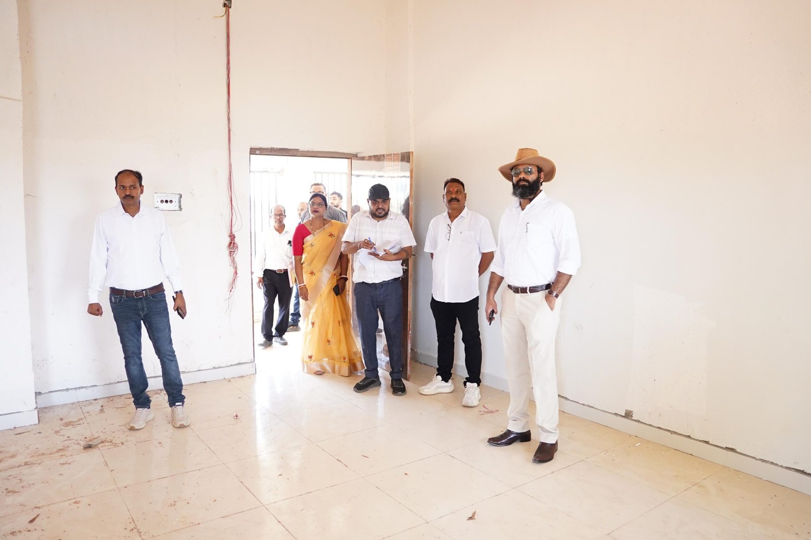 कलेक्टर श्री व्यास ने सिरिमकेला में निर्माण कार्यों का किया औचक निरीक्षण कार्यों को गुणवत्तापूर्ण तरीके से जल्द पूर्ण करने के दिए निर्देश निर्माणाधीन प्राथमिक शाला और सामुदायिक भवन से ग्रामीणों को मिलेगी बड़ी सुविधा