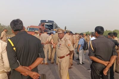 यूपी में लखनऊ-आगरा एक्सप्रेसवे पर पलटी डबल डेकर AC बस, बिहार के दारोगा-कैदी समेत 6 की मौत