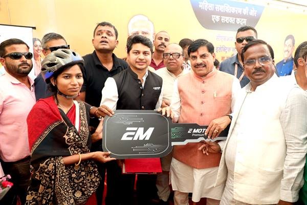 -साइकिलों के प्रयोग से महिला कर्मयोगियों को मिलेगी शक्ति : मुख्यमंत्री डॉ. यादव