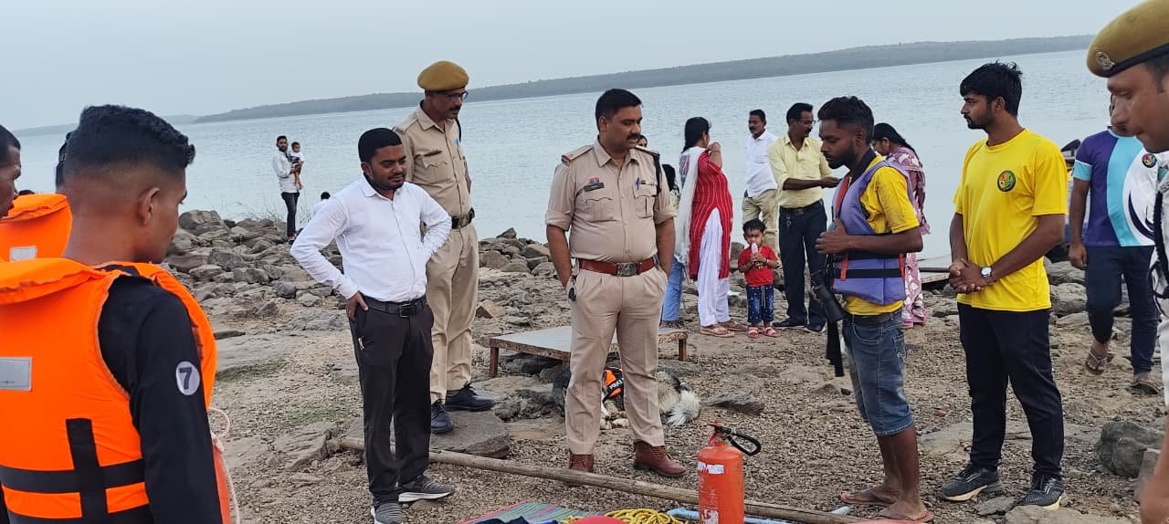 कलेक्टर के निर्देशन में गंगरेल में जल दुर्घटना से निपटने की मॉक ड्रिल आयोजित जल सुरक्षा को लेकर प्रशासन सजग, गंगरेल में हुआ व्यापक मॉक ड्रिल अभ्यास गंगरेल डैम में नाव दुर्घटना परिदृश्य का सफल अभ्यास, रेस्क्यू टीम की तत्परता प्रदर्शित