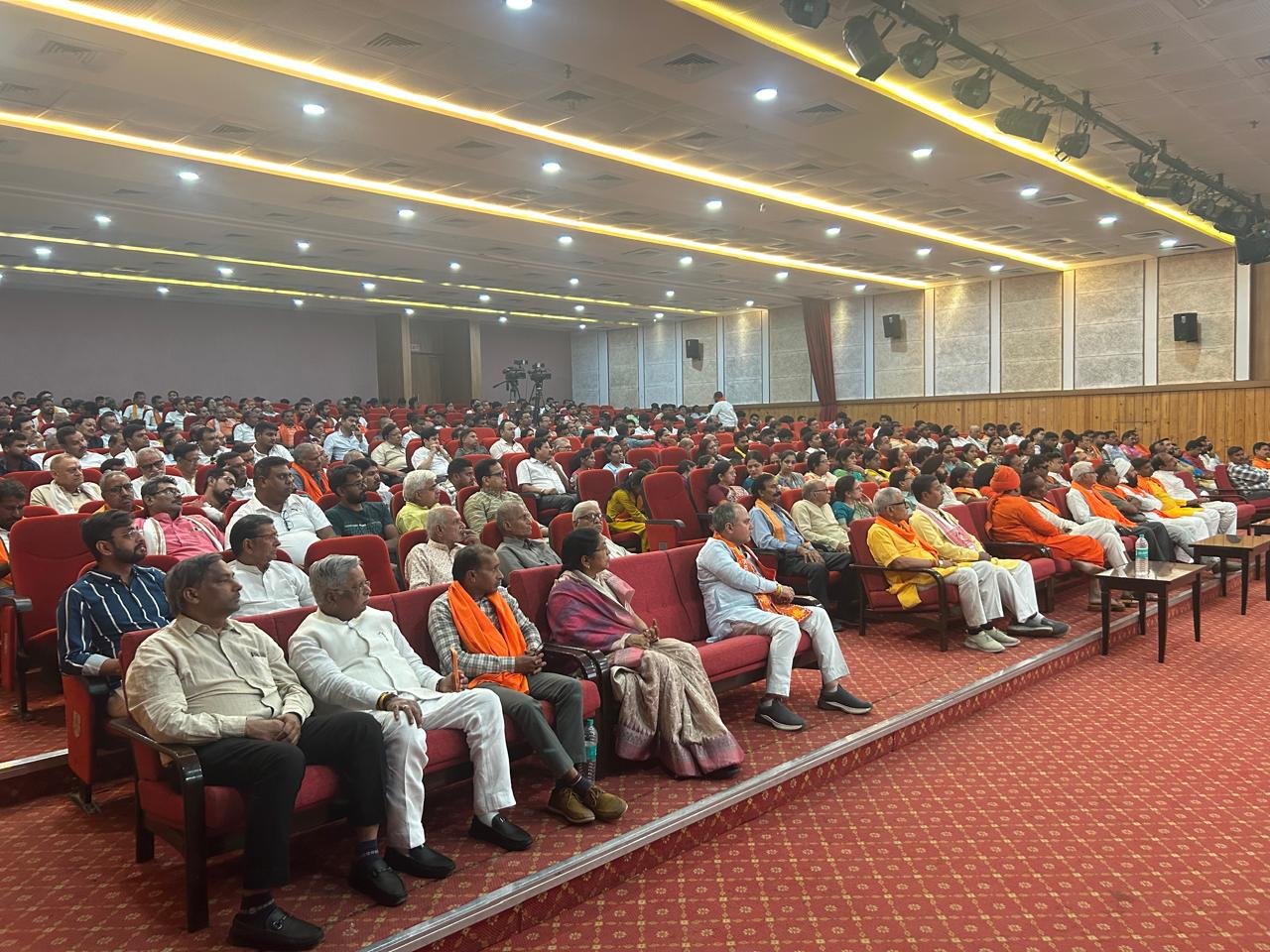 रायपुर में जनसंख्या असंतुलन और समाधान विषय पर विश्व हिंदू परिषद की संगोष्ठी संपन्न     राजधानी रायपुर में आयोजित हुआ महत्वपूर्ण बौद्धिक कार्यक्रम