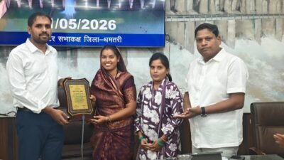 कलेक्टर ने प्रदेश में एडवांसमेंट इंडेक्स 2.0 के अंतर्गत उत्कृष्ट प्रदर्शन करने पर ग्राम पंचायत मंदरौद और ग्राम पंचायत खम्हरिया के सरपंच को प्रशस्ति पत्र देकर किया सम्मानित