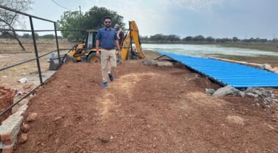 ग्राम मरमुंदा के तालाब किनारे अवैध दुकान निर्माण पर चला प्रशासन का बुलडोजर