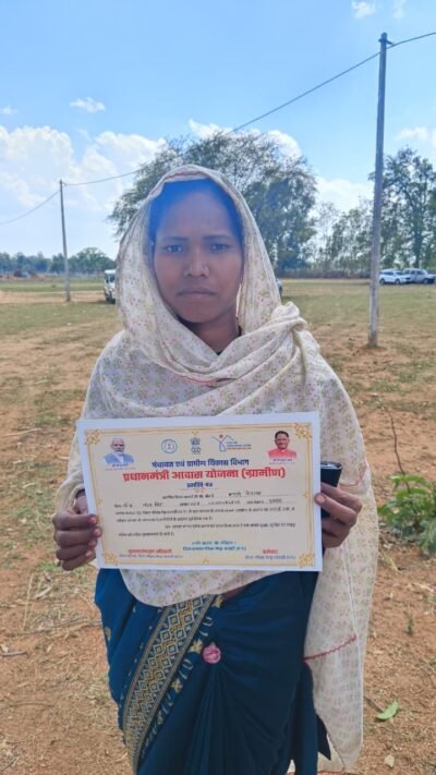भारती के सपनों को मिला पक्का आधार, कच्चे मकान के संघर्ष से मिली मुक्ति  देवरीकला शिविर में प्रधानमंत्री आवास योजना के तहत सौंपी गई घर की चाबी, महतारी वंदन योजना से भी संवर रहा जीवन