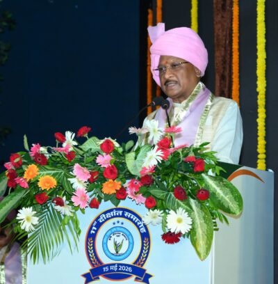इकोनॉमी के विकास के लिए वैल्यू एडिशन आधारित उत्पादन करना होगा -राज्यपाल श्री डेका  वैज्ञानिकों द्वारा विकसित नई फसल किस्मों और आधुनिक तकनीकों से किसानों को मिल रहा है लाभ – मुख्यमंत्री श्री साय  इंदिरा गांधी कृषि विश्वविद्यालय के 11 वें दीक्षांत समारोह मे शामिल हुए राज्यपाल और मुख्यमंत्री  1880 विद्यार्थियों को मिली उपाधि, 13 विद्यार्थियों को स्वर्ण पदक मिले