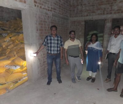नियमानुसार भंडारण नहीं करने पर उर्वरक गोदाम को किया गया सील  मेसर्स माँ शीलता कृषि केन्द्र को नोटिस जारी