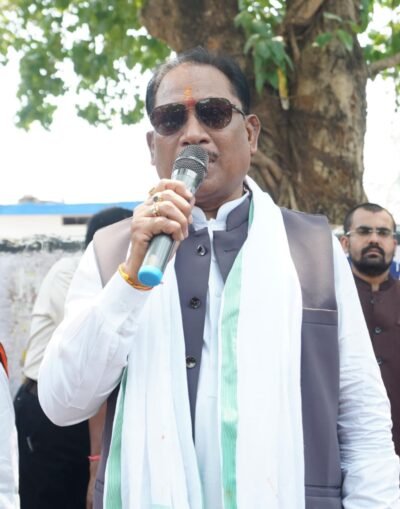 गांव की चौपाल में दिखी मुख्यमंत्री की सादगी और संवेदनशीलता पीपल के पेड़ तले खाट पर बैठकर ग्रामीणों से किया सीधा संवाद: समस्याएं सुनीं और मौके पर दिए समाधान के निर्देश ग्राम कोसला में “महतारी सदन” एवं हायर सेकेंडरी स्कूल भवन निर्माण की घोषणा