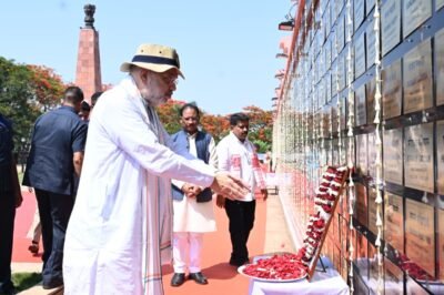 केंद्रीय गृहमंत्री   अमित शाह ने अमर वाटिका में शहीदों को दी श्रद्धांजलि, परिजनों से की आत्मीय मुलाकात  बस्तर की शांति, सुरक्षा और विकास के लिए सर्वोच्च बलिदान देने वाले वीर जवानों को किया नमन  शहीद जवानों के परिवारों के बीच बैठकर केंद्रीय गृहमंत्री ने बंधाया ढांढस, हरसंभव सहयोग का दिलाया भरोसा  मुख्यमंत्री   विष्णु देव साय ने जवानों के अदम्य साहस को किया नमन