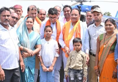 चिरायु योजना से मिली नई जिंदगी: समीरा और नितिन ने मुख्यमंत्री को थैंक यू कार्ड देकर जताया आभार  सुशासन तिहार में भावुक पल: मुख्यमंत्री से मिलकर बच्चों और अभिभावकों की आंखों में छलकी खुशी  गरीब परिवारों के लिए वरदान बनी चिरायु योजना: निःशुल्क उपचार से बच्चों को मिला नया जीवन