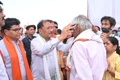 मुख्यमंत्री  विष्णु देव साय ने हितग्राहियों को अपने हाथों से पहनाया नजर का चश्मा  सुशासन तिहार शिविर में स्वास्थ्य विभाग के स्टॉल का किया निरीक्षण