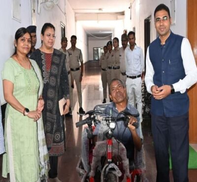 मोट्राइज्ड ट्रायसायकल ने बदली दिव्यांग हितग्राही की जिंदगी अब गांव-गांव जाकर सब्जी बेचेंगे श्री झंगलू टण्डन, आत्मनिर्भरता की ओर बढ़े कदम
