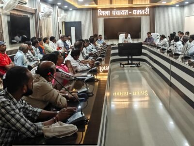 खरीफ सीजन में किसानों को समय पर उर्वरक उपलब्ध कराने प्रशासन सजग उर्वरक वितरण व्यवस्था सुदृढ़ करने प्रशासन और विक्रेताओं के बीच सकारात्मक संवाद