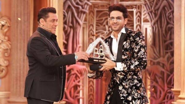 राजनांदगांव में रह चुके नावेद ने नागपुर में कमा रहा है नाम* बिग बॉस 19 और मास्टर शेफ विनर गौरव खन्ना के हाथों नवेद आज़मी सम्मानित