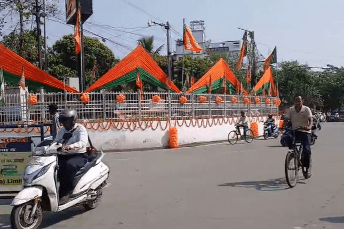 शपथ ग्रहण से पहले पटना सज-धज कर तैयार, BJP ऑफिस के सामने कृष्ण भक्तों का भजन कीर्तन