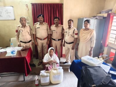 अम्बिकापुर में आबकारी विभाग की बड़ी कार्रवाई, 31 लीटर महुआ शराब व 500 किलो महुआ लाहान जप्त, महिला आरोपी गिरफ्तार