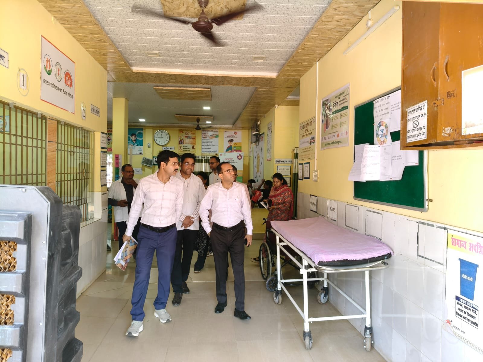 कलेक्टर अजीत वसंत ने विकासखण्ड लुण्ड्रा का किया दौरा स्वास्थ्य केंद्रों का निरीक्षण कर स्वास्थ्य सुविधाओं का लिया जायजा, अनुपस्थित पाए गए कर्मचारियों को कारण बताओ नोटिस जारी करने दिए निर्देश