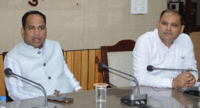 कलेक्टर ने ऑयल कंपनियों एवं डीलर्स की ली बैठक   आम जनता को न हो तकलीफ, कालाबाजारी की शिकायत मिलने पर होगी कार्रवाई: डॉ. गौरव सिंह