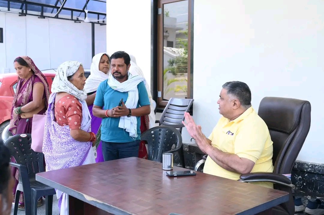 जनदर्शन में मंत्री  राजेश अग्रवाल ने सुनीं जनसमस्याएं, त्वरित निराकरण के दिए निर्देश