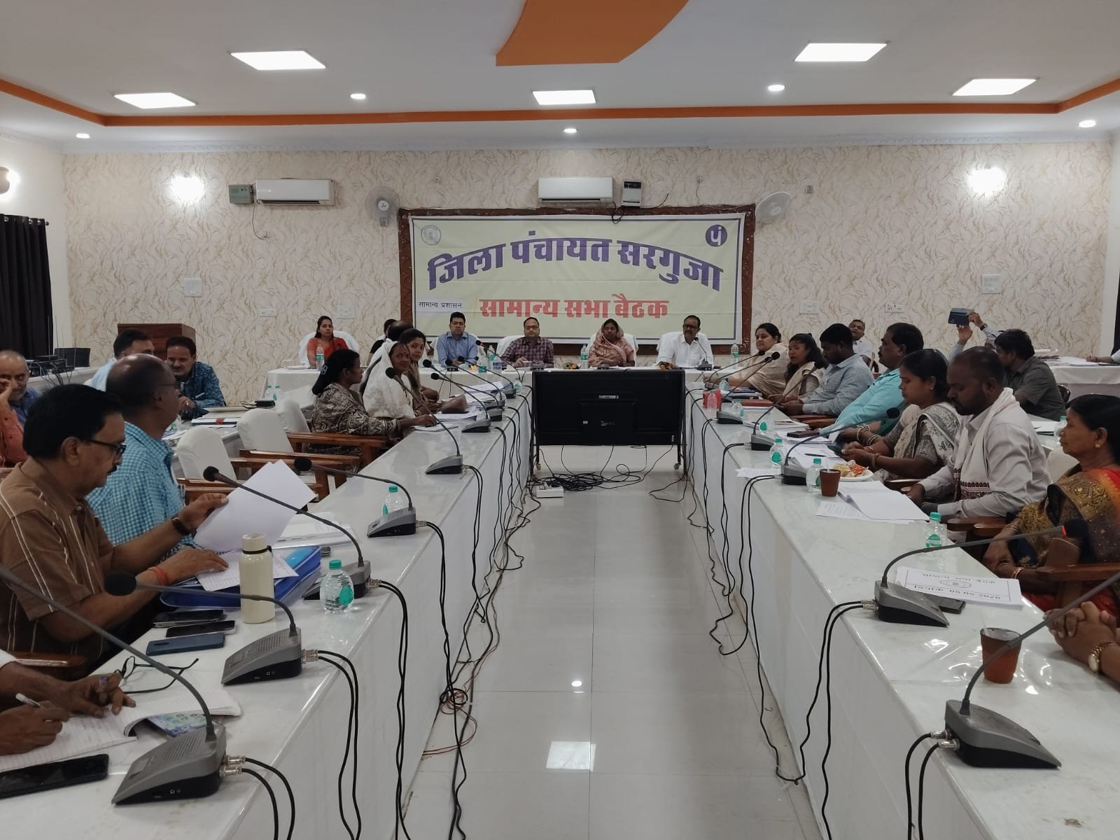 जिला पंचायत की सामान्य सभा में विभिन्न मुद्दों पर चर्चा पोषण आहार वितरण की जांच, स्कूलों में शिक्षकों की कमी दूर करने के निर्देश नामांतरण, अविवादित प्रकरणों को 30 दिनों के भीतर पूर्ण करने का निर्णय