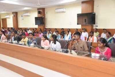 ’’ओजस्वी सरगुजा’’ उज्ज्वल भविष्य एवं गुणवत्तापूर्ण शिक्षा की दिशा में एक महत्वपूर्ण पहल जिले के 55 मेधावी विद्यार्थी सपनों की उड़ान भरने हुए रवाना, NEET/JEE परीक्षा की तैयारी हेतु निःशुल्क कोचिंग से संवरेगा भविष्य मंत्री  राजेश अग्रवाल ने विद्यार्थियों को उज्ज्वल भविष्य की दी शुभकामनाएं, बसों को हरी झण्डी दिखाकर किया रवाना प्रिय बच्चों, आपकी यह यात्रा सपनों, संघर्षों और सफलता की यात्रा है, पूरी मेहनत, अनुशासन और आत्मविश्वास के साथ आगे बढ़े- मंत्री श्री अग्रवाल