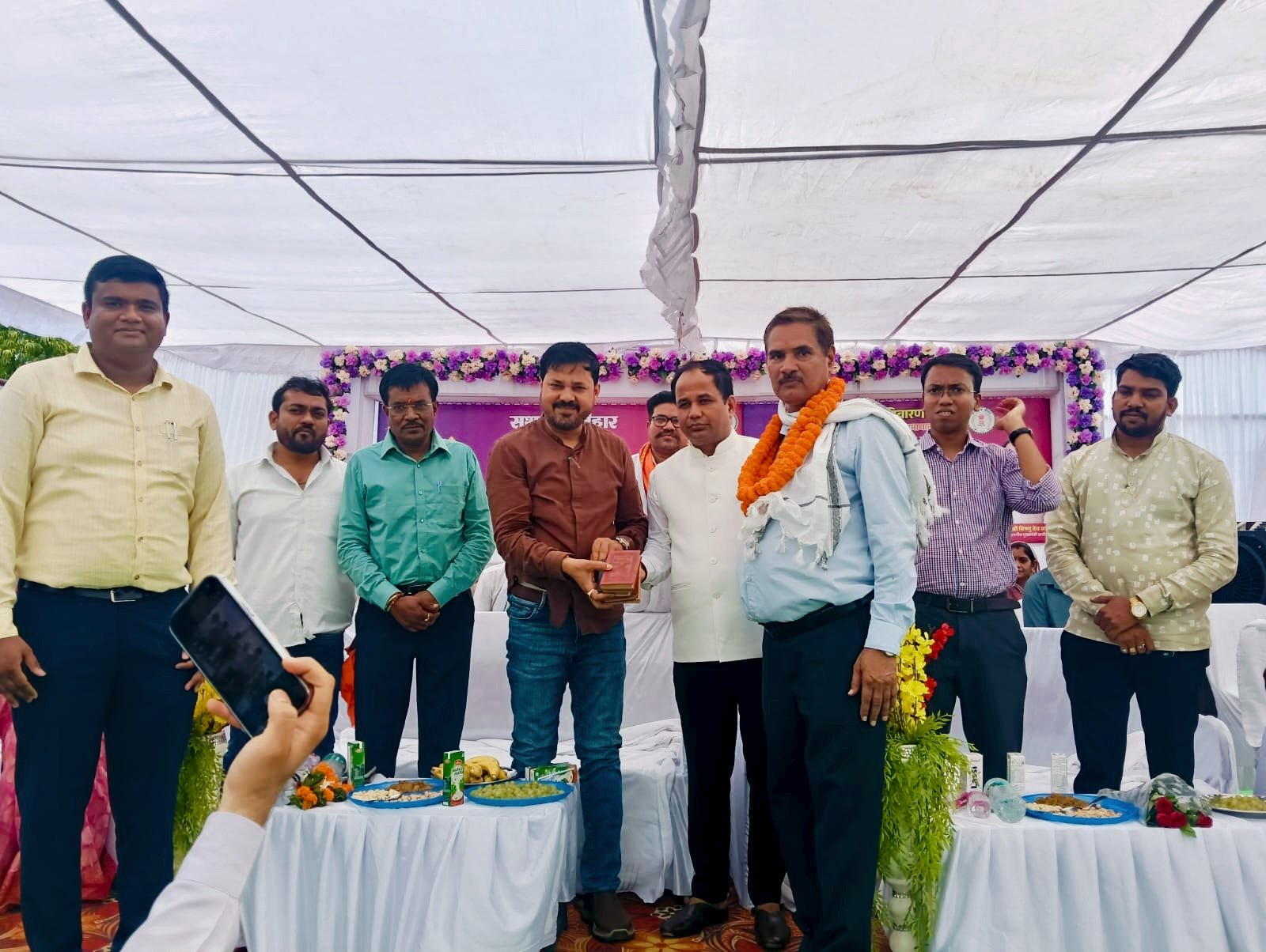 ज्ञान भारतम योजना: तिल्दा के ख़ौना गांव में मिली 100 वर्ष पुरानी 5 पांडुलिपियां   ब्रिटिश कालीन राजस्व दस्तावेजों का सुशासन तिहार में हुआ अवलोकन   पूर्व मालगुजार के वंशज राकेश सिंह ठाकुर ने संभाल रखी है धरोहर, ज्ञान भारतम ऐप में दर्ज