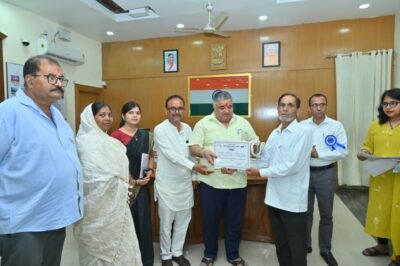 ज्ञानभारतम पांडुलिपि सर्वेक्षण अभियान अंतर्गत पांडुलिपि संरक्षकों का हुआ सम्मान पर्यटन एवं संस्कृति मंत्री  राजेश अग्रवाल ने शाल-श्रीफल एवं सम्मान पत्र प्रदान कर किया सम्मानित