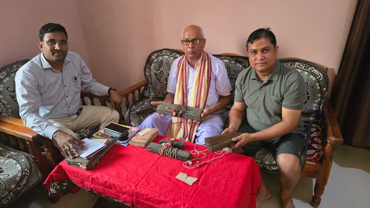 सीतापुर के लेखनकर प्रधान ने पीढ़ियों से विरासत के रूप में सुरक्षित रखी थी दुर्लभ पांडुलिपियां, सर्वेक्षण दल ने पाण्डुलिपियों का किया जियोटैग