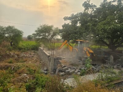 तिल्दा के बीएनबी हाई स्कूल से कॉलेज मार्ग पर सरकारी जमीन पर बन रहे अवैध कब्जा हटाया गया, जिला प्रशासन ने की कार्यवाही