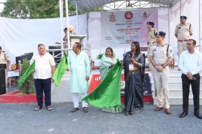 मंत्री श्री राजेश अग्रवाल ने अंबिकापुर पुलिस ग्राउंड में अत्याधुनिक ‘नेक्स्ट जेन सीजी डायल-112 सेवा’ और मोबाइल फॉरेंसिक वैन का किया शुभारंभ जिले में त्वरित सहायता और वैज्ञानिक जांच व्यवस्था होगी सशक्त ‘एक्के नंबर, सब्बो बर’ थीम पर आधारित सेवा से पुलिस, मेडिकल इमरजेंसी, आगजनी, सड़क दुर्घटना और आपदा जैसी हर स्थिति में मिलेगी त्वरित सहायता  अम्बिकापुर 20 मई 2026/  जिले में तकनीक आधारित सुशासन और आधुनिक कानून व्यवस्था को नई मजबूती देते हुए पर्यटन, संस्कृति, धार्मिक न्यास एवं धर्मस्व मंत्री श्री राजेश अग्रवाल ने आज अंबिकापुर पुलिस ग्राउंड में अत्याधुनिक ‘नेक्स्ट जेन  सीजी डायल-112 सेवा’ तथा मोबाइल फॉरेंसिक वैन का शुभारंभ किया। इस अवसर पर उन्होंने 12 आधुनिक डायल-112 वाहनों एवं मोबाइल फॉरेंसिक वैन को हरी झंडी दिखाकर रवाना किया। शुभारंभ अवसर पर लुण्ड्रा विधायक श्री प्रबोध मिंज, महापौर श्रीमती मंजूषा भगत, जिला पंचायत अध्यक्ष श्रीमती निरूपा सिंह, आईजी श्री दीपक झा, कलेक्टर श्री अजीत वसंत, एसएसपी श्री राजेश अग्रवाल, सीएसपी श्री राहुल बंसल, अतिरिक्त पुलिस अधीक्षक अमोलक सिंह ढिल्लों सहित अन्य उपस्थित थे।  श्री अग्रवाल ने कहा कि राज्य सरकार मुख्यमंत्री श्री विष्णुदेव साय के नेतृत्व में तकनीक आधारित सुशासन और नागरिक सुरक्षा को सर्वोच्च प्राथमिकता देते हुए कार्य कर रही है। ‘नेक्स्ट जेन सीजी डायल-112 सेवा’ और मोबाइल फॉरेंसिक वैन का शुभारंभ छत्तीसगढ़ में आधुनिक एवं त्वरित आपातकालीन सहायता व्यवस्था की दिशा में एक महत्वपूर्ण कदम है। ‘एक्के नंबर, सब्बो बर’ की भावना के साथ अब प्रदेशवासियों को पुलिस, मेडिकल, फायर और आपदा जैसी हर आपात स्थिति में एकीकृत एवं त्वरित सहायता उपलब्ध होगी। अत्याधुनिक तकनीकों से लैस यह व्यवस्था न केवल आपातकालीन सेवाओं को अधिक प्रभावी बनाएगी, बल्कि आम जनता का सुरक्षा व्यवस्था पर विश्वास और मजबूत करेगी।  मंत्री श्री अग्रवाल ने आगे कहा कि मोबाइल फॉरेंसिक वैन के माध्यम से घटनास्थल पर ही वैज्ञानिक जांच संभव हो सकेगी, जिससे अपराध अनुसंधान की गुणवत्ता और गति दोनों में सुधार आएगा तथा साक्ष्य आधारित न्याय प्रणाली को मजबूती मिलेगी। यह सेवा प्रदेश में पारदर्शी, समयबद्ध और विश्वसनीय जांच व्यवस्था सुनिश्चित करने की दिशा में मील का पत्थर साबित होगी। ज्ञातव्य है कि देश में आपातकालीन सेवाओं को और अधिक आधुनिक, त्वरित एवं नागरिक केंद्रित बनाने की दिशा में एक महत्वपूर्ण पहल के रूप में केंद्रीय गृह मंत्री श्री अमित शाह द्वारा 18 मई को ‘नेक्स्ट जेन सीजी डायल-112 इंटीग्रेटेड इमरजेंसी रिस्पॉन्स सपोर्ट सिस्टम का शुभारंभ किया गया था। इसी कड़ी में आज जिलों में इस उन्नत सेवा को प्रारंभ किया गया।  एक ही नंबर पर हर आपात स्थिति में त्वरित सहायता ‘एक्के नंबर, सब्बो बर’ थीम पर आधारित यह आधुनिक सेवा पुलिस, अग्निशमन और चिकित्सा सेवाओं को एकीकृत करते हुए नागरिकों को एक ही नंबर पर त्वरित सहायता उपलब्ध कराएगी। अब प्रदेशवासियों को पुलिस सहायता, मेडिकल इमरजेंसी, आगजनी, सड़क दुर्घटना, महिला सुरक्षा, चाइल्ड हेल्पलाइन, आपदा प्रबंधन और हाईवे इमरजेंसी जैसी सेवाएं एकीकृत मंच पर उपलब्ध होंगी।  इस सेवा के अंतर्गत प्रदेश में शुरू किए गए 400 अत्याधुनिक वाहनों में स्मार्टफोन, जीपीएस, वायरलेस रेडियो, पीटीजेड कैमरा, डैश कैम, मोबाइल एनवीआर तथा सोलर बैकअप जैसी अत्याधुनिक सुविधाएं उपलब्ध हैं। इन तकनीकों की सहायता से घटनास्थल की लाइव मॉनिटरिंग, रियल-टाइम ट्रैकिंग और त्वरित संचार सुनिश्चित किया जा सकेगा।  24×7 संचालित होगी आधुनिक आपातकालीन सेवा    नेक्स्ट जेन सीजी डायल-112 सेवा 24×7 संचालित होगी। इसमें जीआईएस आधारित मॉनिटरिंग, एडवांस व्हीकल ट्रैकिंग एसआईपी ट्रंक टेक्नोलॉजी और ऑटोमेटिक कॉलर लोकेशन पहचान प्रणाली जैसी आधुनिक तकनीकों का उपयोग किया गया है। राज्य के सभी 33 जिला समन्वय केंद्रों को भी इस नेटवर्क से जोड़ा गया है। नागरिक अब वॉयस कॉल, एसएमएस, ईमेल, वेब पोर्टल, व्हाट्सएप, चैटबॉट और एसओएस-112  इंडिया ऐप के माध्यम से भी सहायता प्राप्त कर सकेंगे।  मोबाइल फॉरेंसिक वैन से घटनास्थल पर ही होगी वैज्ञानिक जांच     प्रदेश में अपराध अनुसंधान को नई दिशा देने के उद्देश्य से शुरू की गई 32 अत्याधुनिक मोबाइल फॉरेंसिक वैन अब घटनास्थल पर ही प्रारंभिक वैज्ञानिक जांच की सुविधा उपलब्ध कराएंगी। “32 वैन-32 जिले एक संकल्प- सटीक जांच, त्वरित न्याय” की अवधारणा पर आधारित यह पहल साक्ष्य आधारित न्याय व्यवस्था को और अधिक मजबूत बनाएगी। लगभग 65 लाख रुपये प्रति यूनिट लागत वाली इन मोबाइल फॉरेंसिक वैन में घटनास्थल संरक्षण किट, साक्ष्य संग्रहण एवं सीलिंग उपकरण, फिंगरप्रिंट डिटेक्शन सिस्टम, नार्कोटिक्स परीक्षण किट, डिजिटल फॉरेंसिक सपोर्ट, उच्च गुणवत्ता फोटोग्राफी व्यवस्था, बुलेट होल स्क्रीनिंग एवं बैलिस्टिक जांच किट तथा गनशॉट रेजिड्यू परीक्षण किट जैसी उन्नत सुविधाएं उपलब्ध हैं।      अब तक अपराध स्थल से साक्ष्यों को प्रयोगशालाओं तक पहुंचाने में समय लगने के कारण साक्ष्यों के दूषित होने और जांच रिपोर्ट में विलंब की संभावना बनी रहती थी। नई मोबाइल फॉरेंसिक वैन के माध्यम से घटनास्थल पर ही साक्ष्य संरक्षण, प्रारंभिक परीक्षण और डिजिटल दस्तावेजीकरण संभव हो सकेगा, जिससे जांच की गुणवत्ता और गति दोनों में महत्वपूर्ण सुधार होगा।  साक्ष्य आधारित न्याय प्रणाली को मिलेगा नया बल      राज्य सरकार का उद्देश्य वैज्ञानिक जांच को जन-जन तक पहुंचाना, अपराध नियंत्रण में फॉरेंसिक विज्ञान की भूमिका को सशक्त करना तथा समयबद्ध, पारदर्शी और विश्वसनीय जांच सुनिश्चित करना है। आधुनिक डायल-112 सेवा और मोबाइल फॉरेंसिक वैन के संचालन से प्रदेश में आपातकालीन सेवाओं की गुणवत्ता में व्यापक सुधार होगा, अपराध अनुसंधान को नई गति मिलेगी तथा आम नागरिकों का कानून व्यवस्था और न्याय प्रणाली पर विश्वास और अधिक मजबूत होगा।  तकनीक आधारित सुशासन की दिशा में अभिनव पहल      प्रदेश में संचालित डायल-112 सेवा वर्ष 2018 से अब तक लाखों नागरिकों को आपातकालीन परिस्थितियों में सहायता प्रदान कर चुकी है। पहले इसकी सेवाएं 16 जिलों तक सीमित थीं, लेकिन अब इसे प्रदेश के सभी 33 जिलों तक विस्तारित किया जा रहा है। नेक्स्ट जेन सीजी डायल-112 प्रदेश में तकनीक आधारित सुशासन की दिशा में एक अभिनव पहल है, जिसके माध्यम से नागरिकों को त्वरित, समन्वित और भरोसेमंद आपातकालीन सहायता सुनिश्चित की जा रही है।
