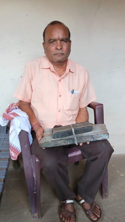 लुण्ड्रा के कराकी गांव में मिली ताड़पत्र की दुर्लभ उड़िया पांडुलिपियां, पूर्वजों की धरोहर को सहेज रहा शाह परिवार