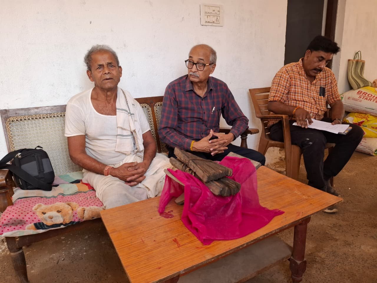 लुण्ड्रा में मिली दुर्लभ ताड़पत्र पांडुलिपियां, 78 वर्षीय साधु शाह वर्षों से कर रहे संरक्षण
