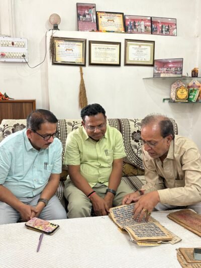 सरगुजा में मिलीं 140 वर्ष पुरानी तंत्र साधना की दुर्लभ पांडुलिपियां सम्भागायुक्त  नरेंद्र दुग्गा ने किया अवलोकन
