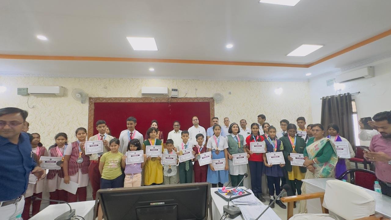 अंबिकापुर में प्रतिभा सम्मान योजना कार्यक्रम आयोजित, मेधावी छात्र-छात्राओं का हुआ सम्मान