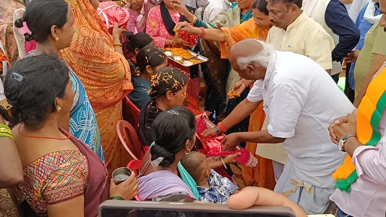 सुशासन तिहार 2026ः प्रशासन पहुँचा जनता के द्वार बतौली के घोघरा और लुण्ड्रा के झेराडीह में जनसमस्या निवारण शिविर संपन्न सांसद, विधायक, कमिश्नर एवं कलेक्टर हुए जन समस्या निवारण शिविर में शामिल ग्रामीणों की समस्याओं का हुआ मौके पर निराकरण, शासन की योजनाओं से की मिली जानकारी