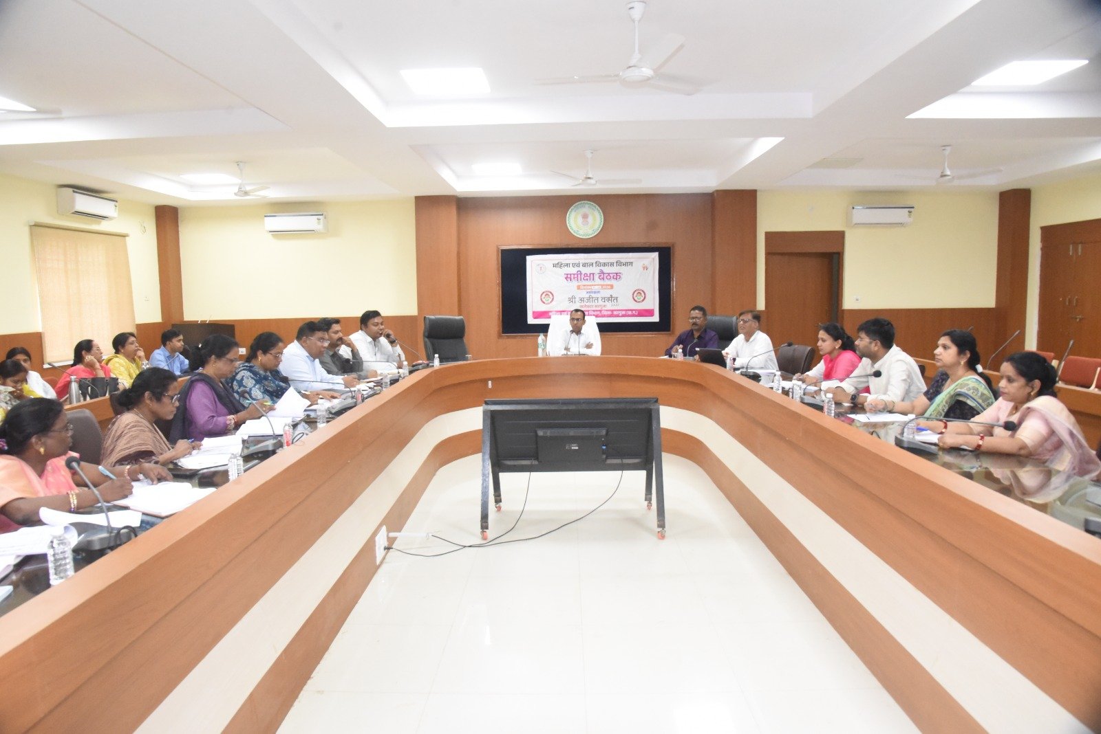 कलेक्टर ने ली महिला एवं बाल विकास विभाग की समीक्षा बैठक