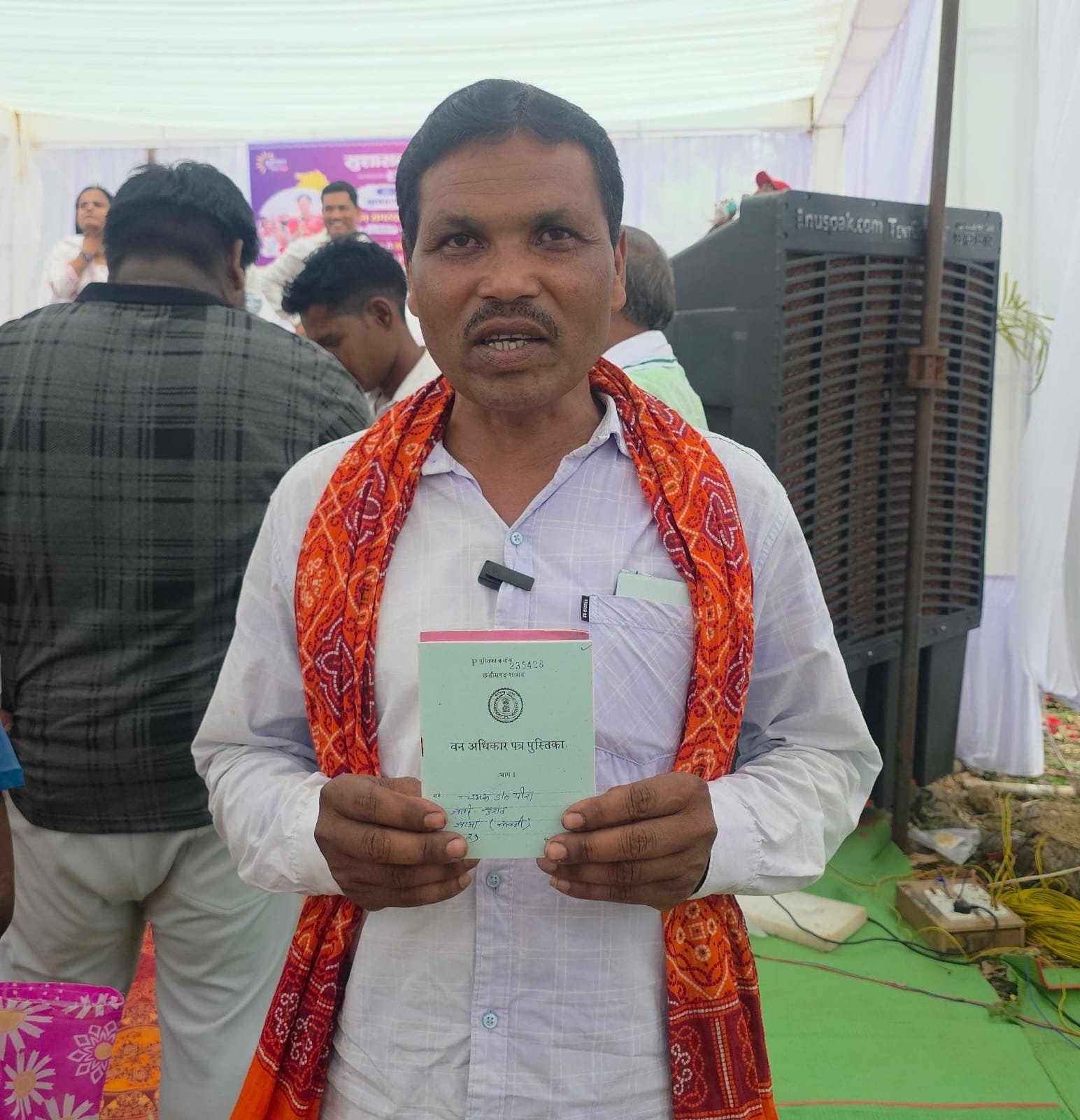 सुशासन तिहार में वन अधिकार पत्र पाकर खुश हुए चमरू तिर्की गांव-गांव पहुंच रहे अधिकारी, ग्रामीणों को मिल रहा योजनाओं का लाभ