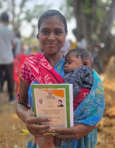 ’सुशासन तिहार’ से जीवन में लौटी खुशहालीः ग्राम बेलदगी की सीतारानी को मिला राशन कार्ड, दूर हुई खाद्य सुरक्षा की चिंता तीन बच्चों की माँ सीतारानी ने मुख्यमंत्री का जताया आभार, कहा-अब नहीं होगी खाने-पीने की दिक्कत