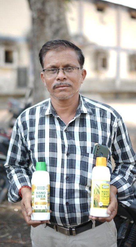नैनो उर्वरकों ने बदली खेती की तस्वीर, किसानों को मिल रहा अधिक उत्पादन और कम लागत का लाभ सहकारी समितियों के माध्यम से कृषि आदान सामग्री की निर्बाध आपूर्ति से किसान संतुष्ट आधुनिक कृषि तकनीकों के लाभ से बढ़ा कृषक राकेश कुमार कैवर्त का भरोसा