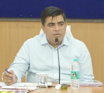 जल जीवन मिशन कार्यों में लाएं गति, समय-सीमा में पूर्ण करें सभी योजनाएं – कलेक्टर श्री कुणाल दुदावत योजना की धीमी प्रगति पर जताई नाराजगी, अधिकारियों को नोटिश जारी करने के दिए निर्देश निर्धारित समय में कार्य पूर्ण नहीं करने वाले व कार्य मे लापरवाही बरतने वाले ठेकेदारों पर कड़ी कार्यवाही करने हेतु किया निर्देशित कलेक्टर ने ली जिला जल व स्वच्छता मिशन की समीक्षा बैठक
