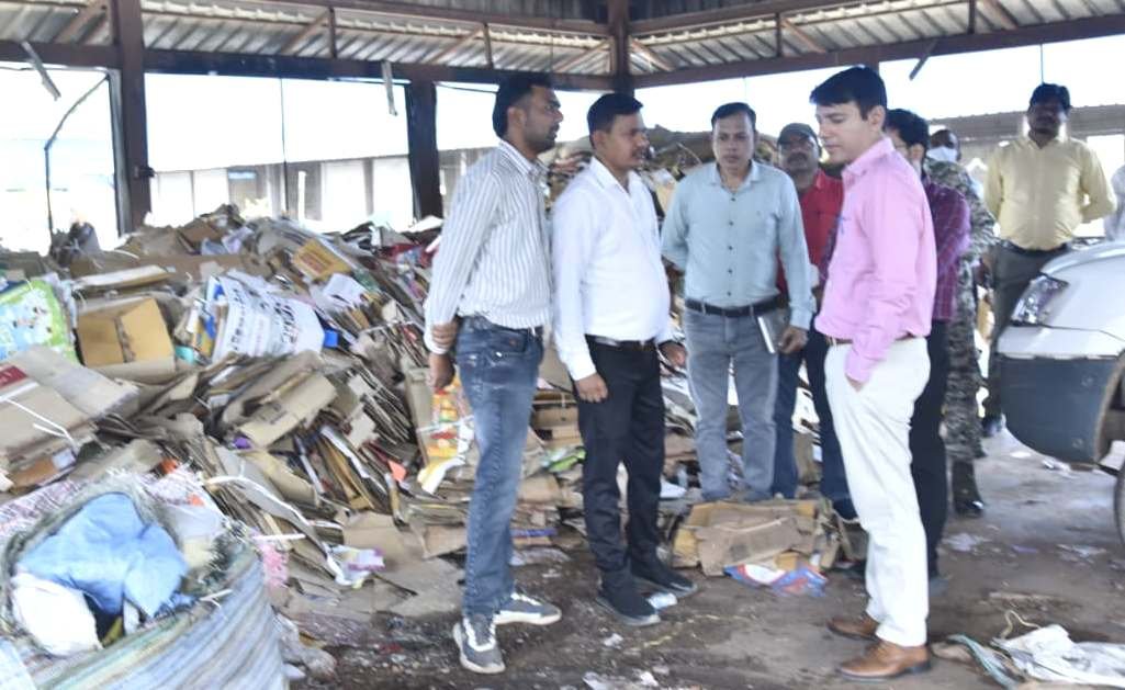 कलेक्टर और जिला पंचायत सीईओ ने किया एमआरएफ एवं एमआरसी सेंटर का निरीक्षण