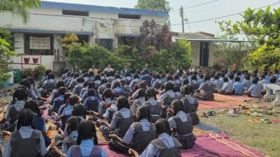 चिलकुटी और बाबूसेमरा के स्कूलों में गूंजा करो योग, रहो निरोग का नारा बच्चों और शिक्षकों ने किया सामूहिक योगाभ्यास