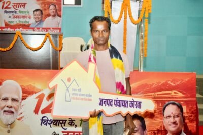 प्रधानमंत्री आवास योजना से सशक्त हो रहे ग्रामीण परिवार, मिल रहा सम्मानजनक जीवन बरसात की चिंता हुई दूर, अब अपने पक्के घर में सुरक्षित और खुशहाल है परिवार