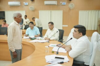 जनदर्शन में सुनी गई आमजनों की समस्याएं कलेक्टर ने सभी आवेदनों का त्वरित निराकरण के दिए निर्देश