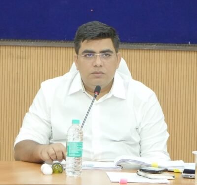 बारिश को ध्यान में रखते हुए सभी प्रगतिरत कार्यों में लाएं तेजी – कलेक्टर विभागों के निर्माणाधीन कार्यों को गुणवत्तापूर्ण तरीके से शीघ्र पूर्ण करने किया निर्देशित कार्य में लापरवाही बरतने वाले ठेकेदारों पर कड़ी कार्यवाही करने के दिए निर्देश कलेक्टर ने ली निर्माण विभाग से संबंधित अधिकारियों की बैठक