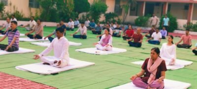 जिला एवं सत्र न्यायालय कोरबा में न्यायाधीश के साथ, अधिवक्ताओं एवं समस्त कर्मचारियों ने किया योगाभ्यास