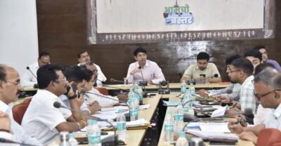 किसानों को समय पर खाद एवं बीज की उपलब्धता सुनिश्चित करें-कलेक्टर  आकाश छिकारा   समय-सीमा की बैठक में योजनाओं की प्रगति और लंबित प्रकरणों की हुई समीक्षा