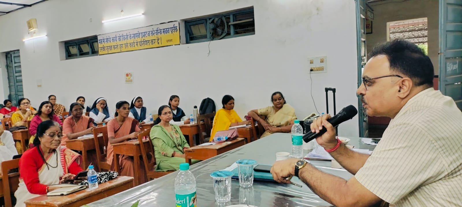 अंतर्राष्ट्रीय योग दिवस के सफल आयोजन हेतु जिला शिक्षा अधिकारी की अध्यक्षता में बैठक आयोजित विद्यालयों में योग दिवस को जनभागीदारी के साथ मनाने के दिए निर्देश